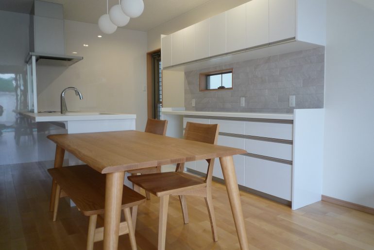 オーク無垢材が使われた、おしゃれなダイニングテーブル