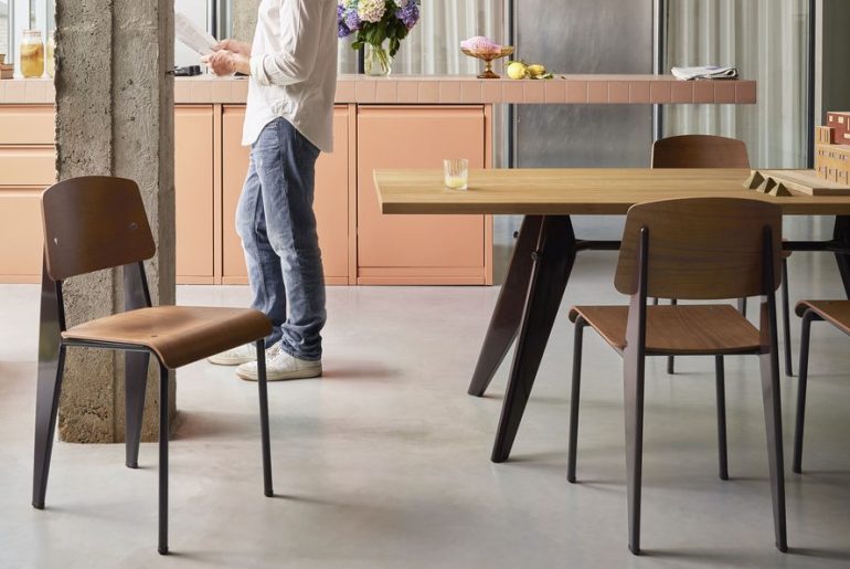 お家時間を楽しむアイテムとして、スタンダードチェアはいかがでしょう?